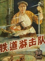 潜艇是本片的“核心主角”，剧组1:1打造潜艇进行拍摄，片中一个行云流水的长镜头深入展现了潜艇内部的各个空间区域，能看出场景制作的逼真性和细节设计的精细度。